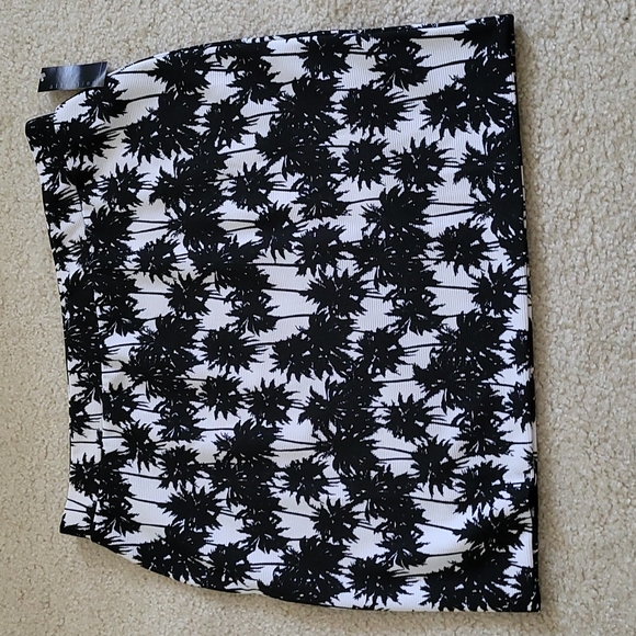 Think summer! Black/white palm tree print skirt. - Picture 1 of 4